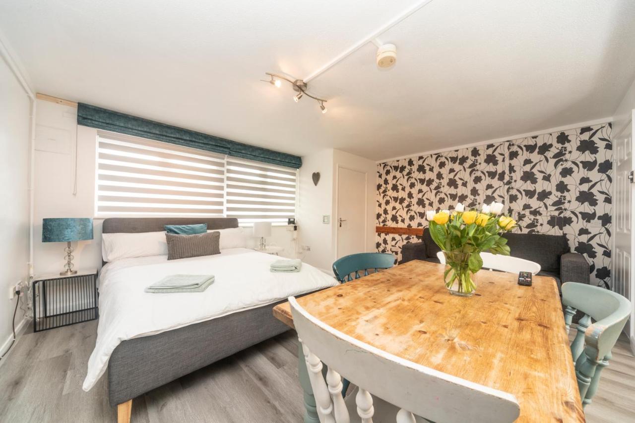 10 Boutique Studio Apartment Near Tube - Quiet Location Little Missenden Екстериор снимка