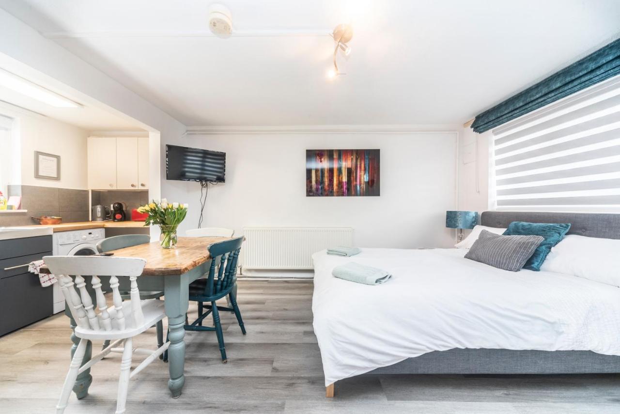 10 Boutique Studio Apartment Near Tube - Quiet Location Little Missenden Екстериор снимка