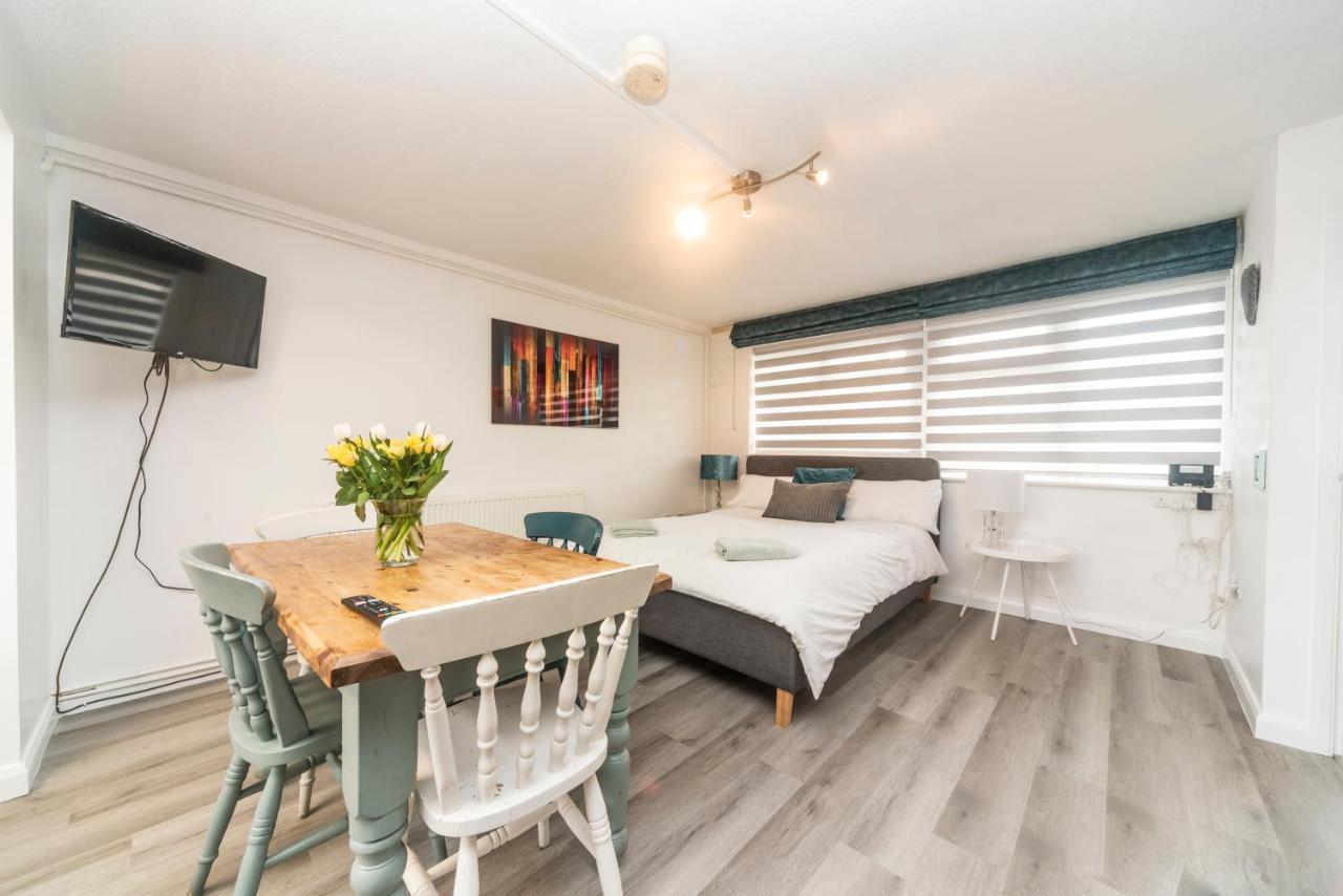 10 Boutique Studio Apartment Near Tube - Quiet Location Little Missenden Екстериор снимка