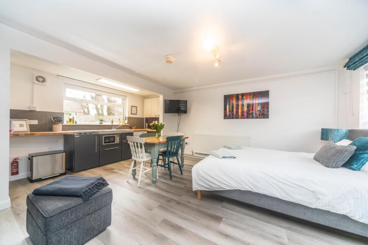 10 Boutique Studio Apartment Near Tube - Quiet Location Little Missenden Екстериор снимка